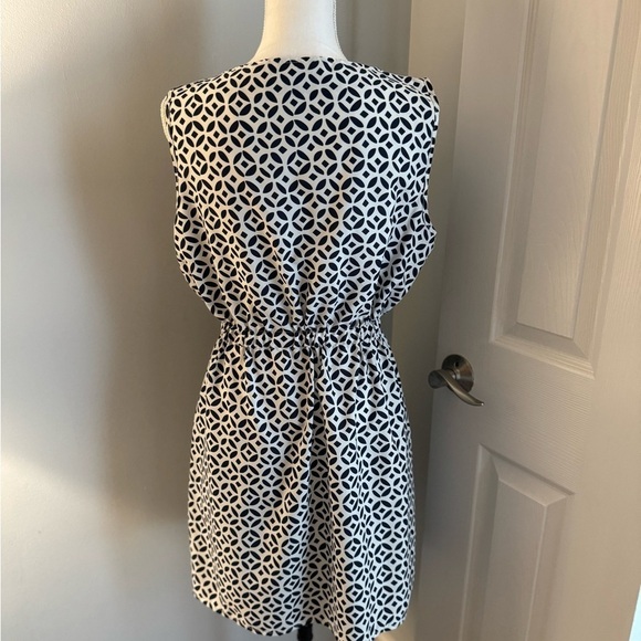 Elegant Black and White Geometric Dress - Picture 4 of 11